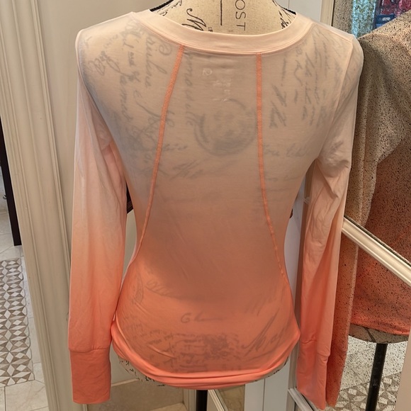 Gap Fit XS Long Sleeve Breathe Lightweight Athletic Top in Peach Tie Dye… - Picture 3 of 6